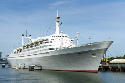 Vormalig cruiseschip de ss rotterdam in de-maashaven-bij-katendrecht-1